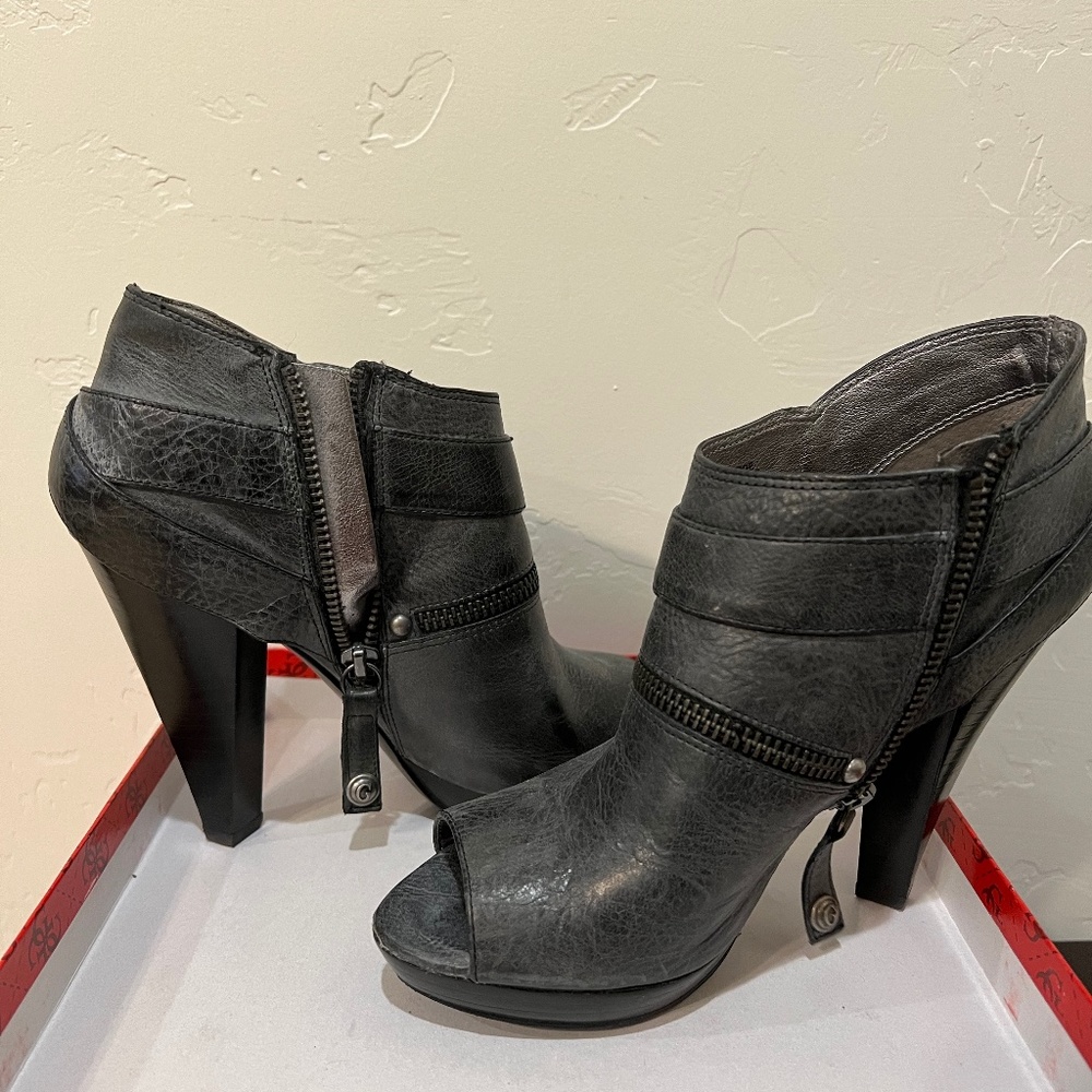 Guess Black Leather Gwoakridge Ankle Booties Size 6M